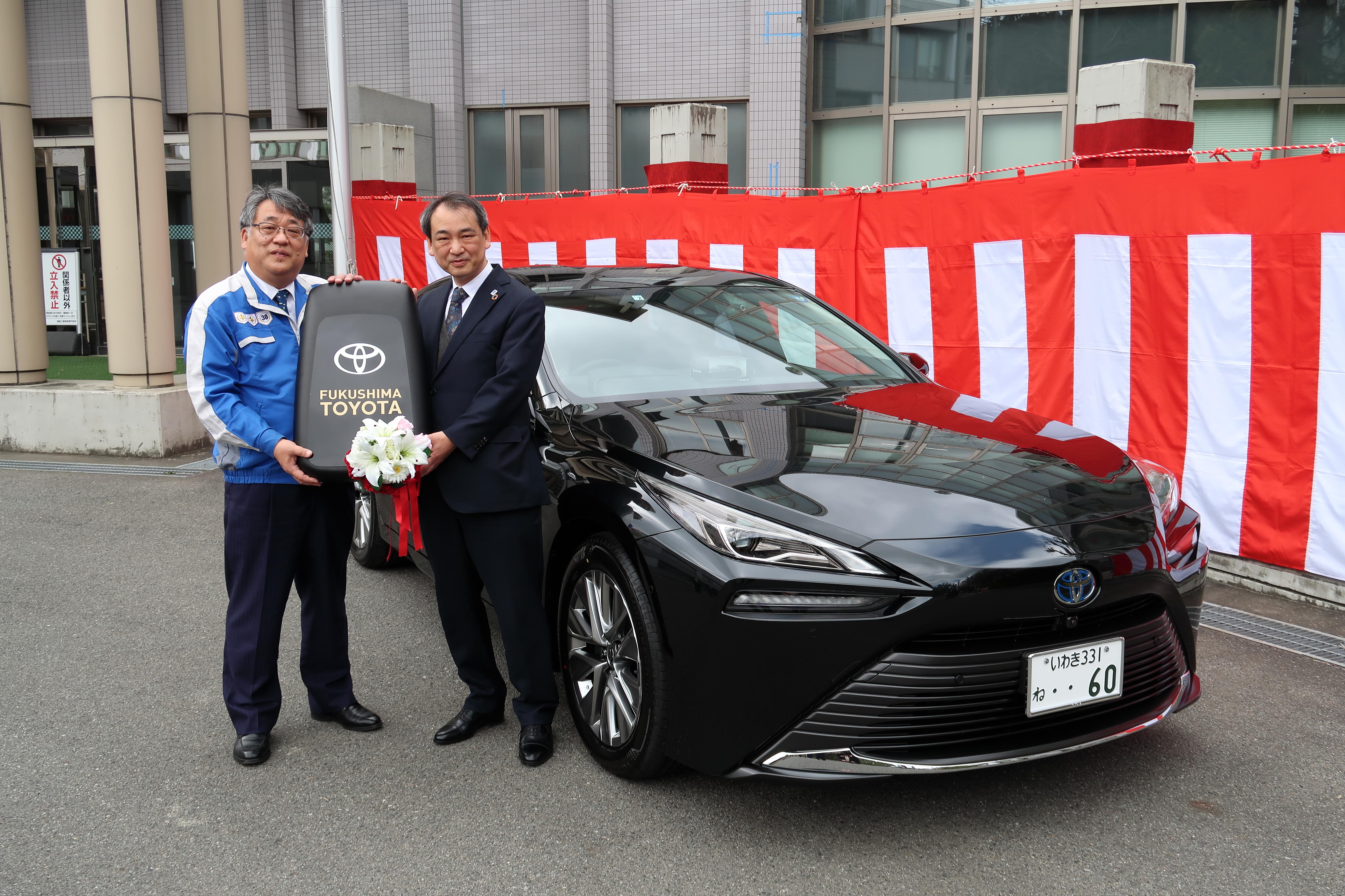 写真2（燃料電池自動車（MIRAI）贈呈式を行いました）.JPG