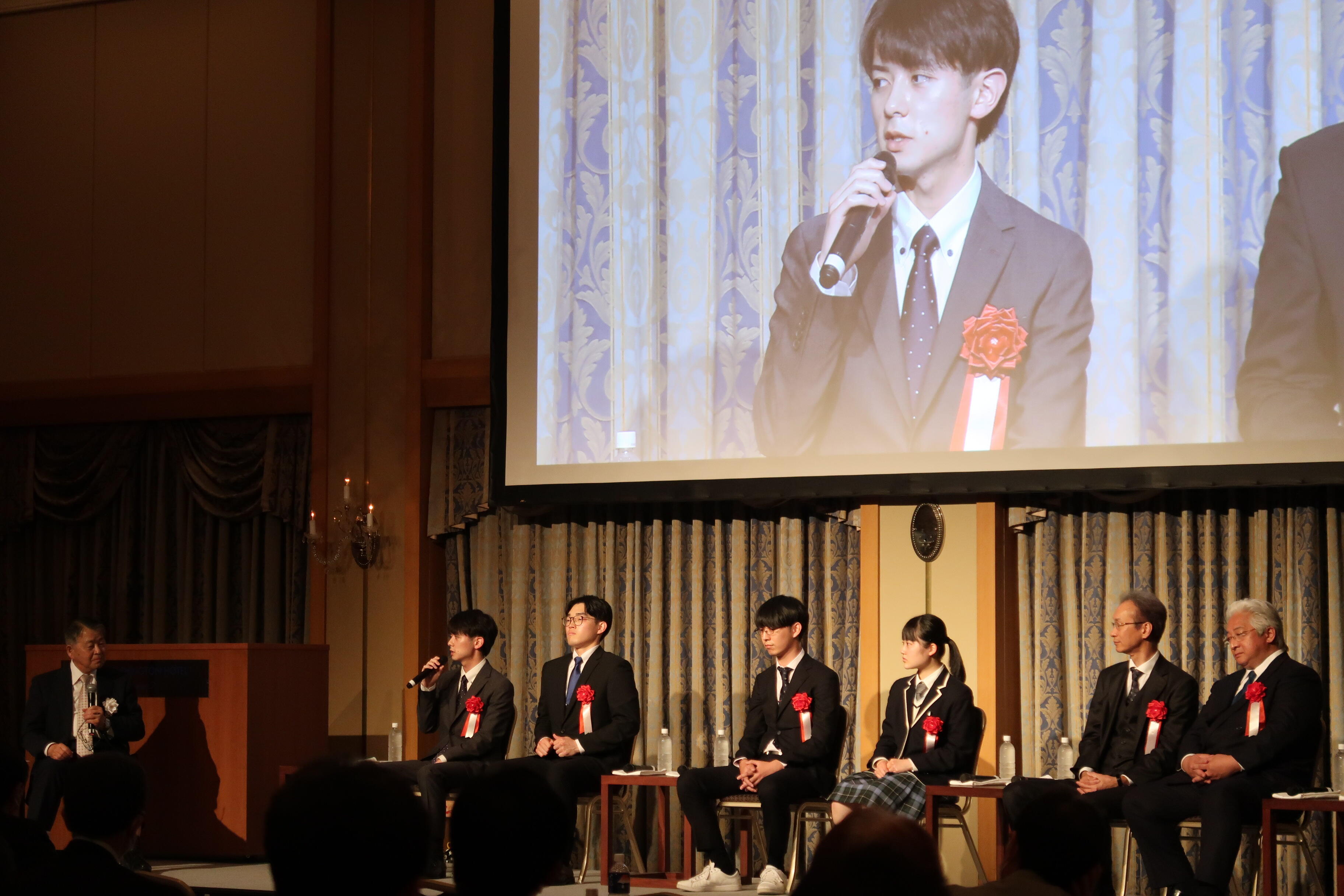 写真2（F-REI設立記念シンポジウムで本校学生が登壇・発表）.JPG