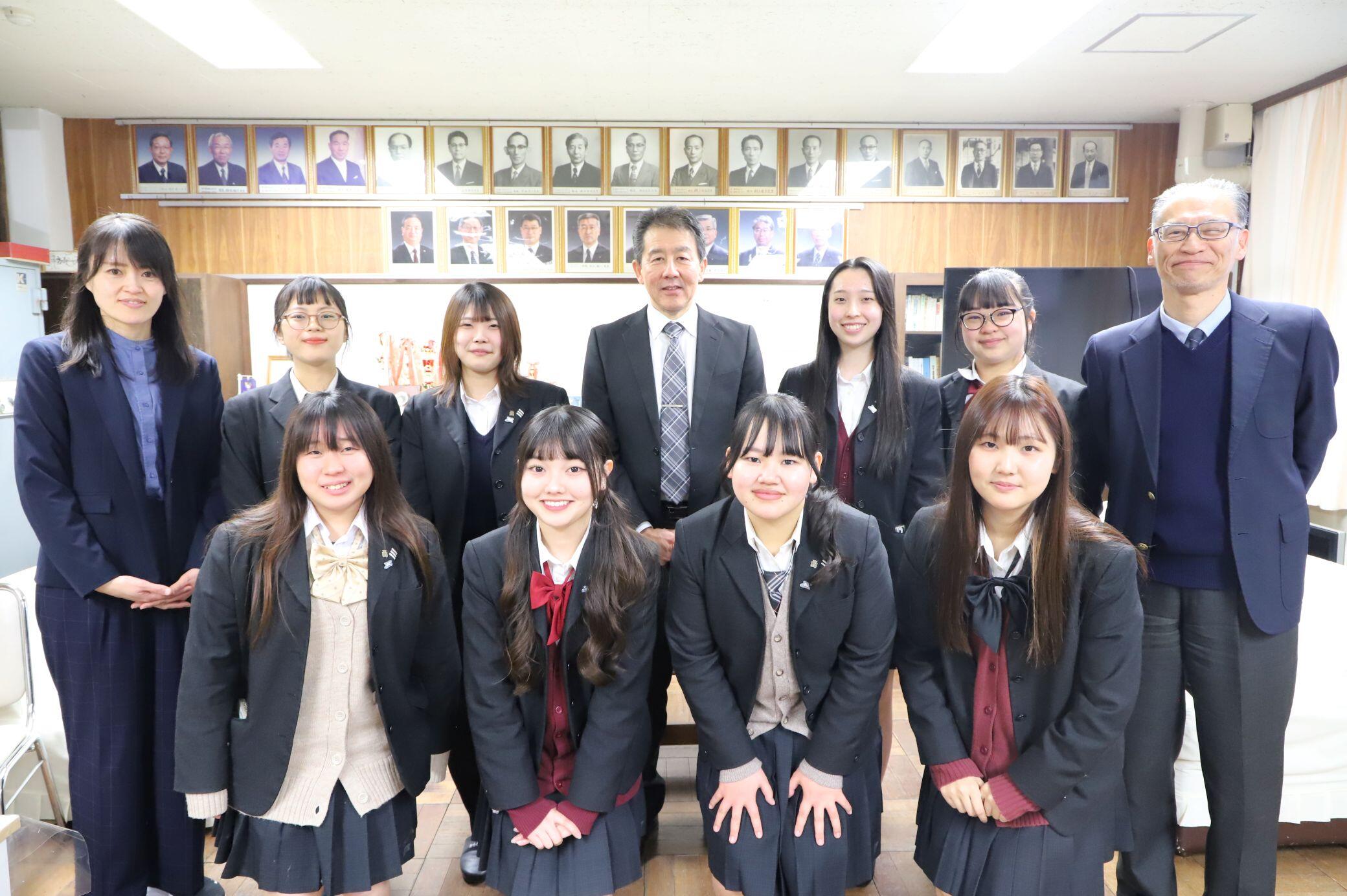 校長室記念写真.JPG
