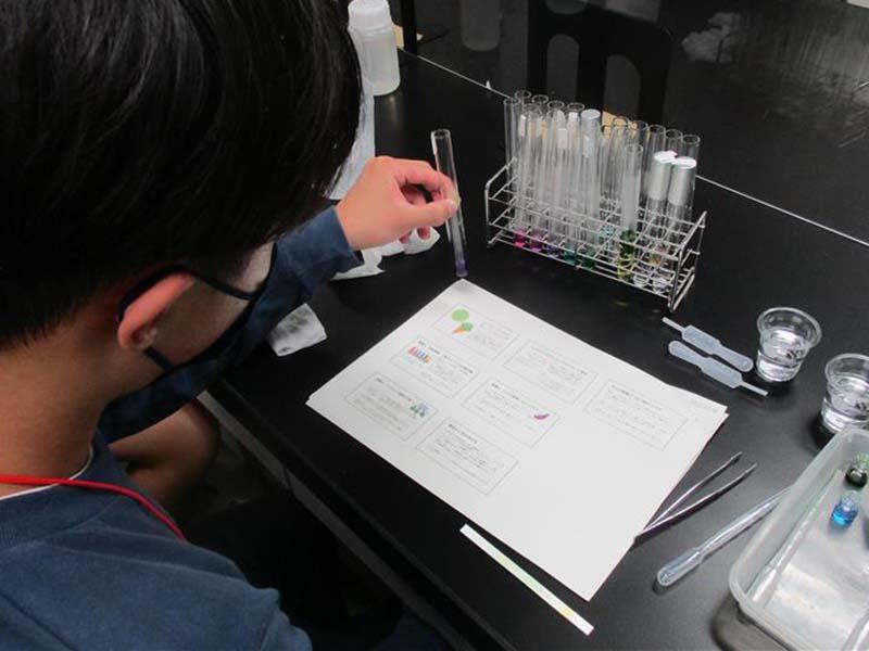 写真3（公開講座「身近なものを化学実験で調べてみよう」を行いました）.jpg