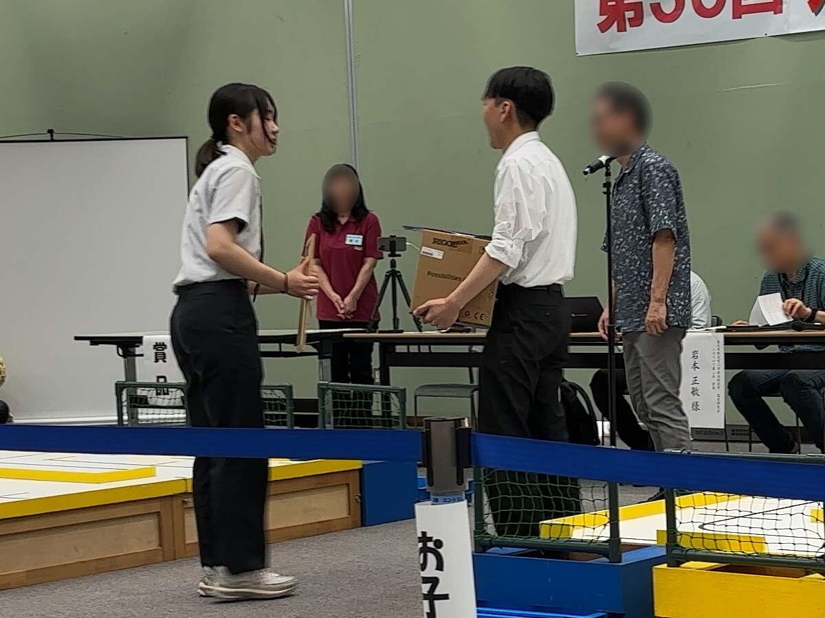 写真2（知能ロボットコンテストで優勝・最優秀技術賞受賞）.jpg