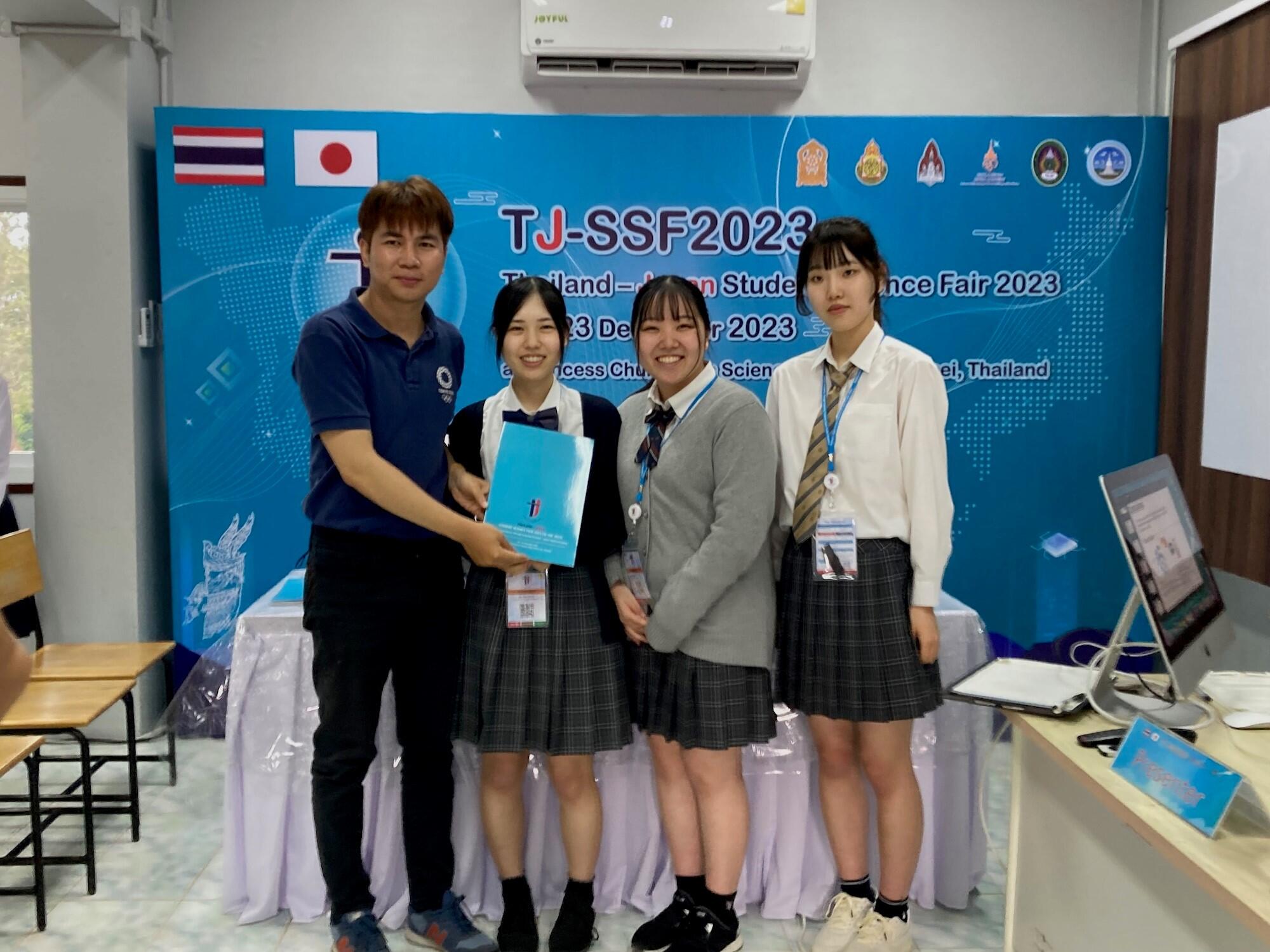 写真4（タイ・日本学生サイエンスフェア（TJ-SSF2023）で発表）.jpg