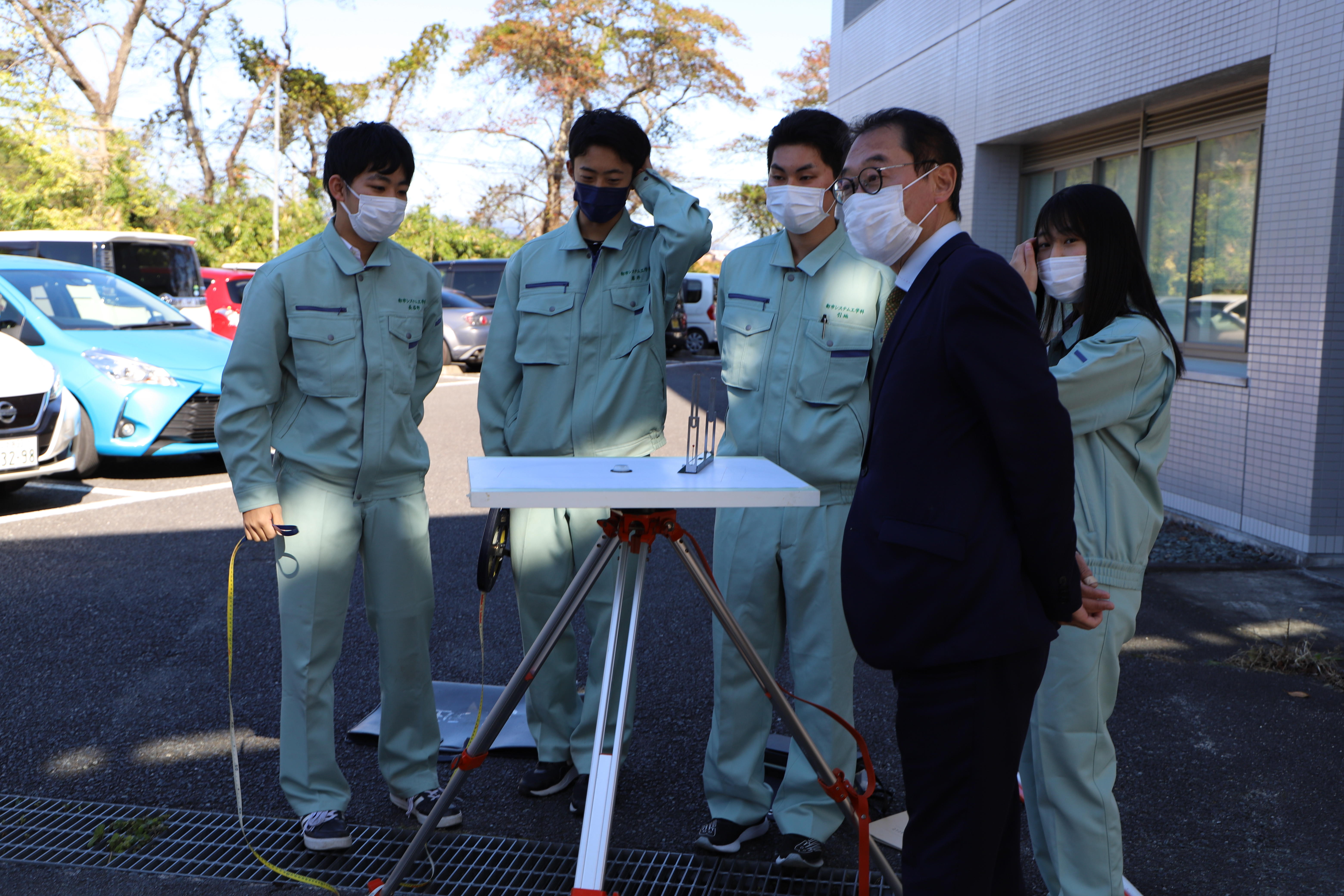 写真2（増子宏文部科学省高等教育局長が本校を視察しました）.JPG