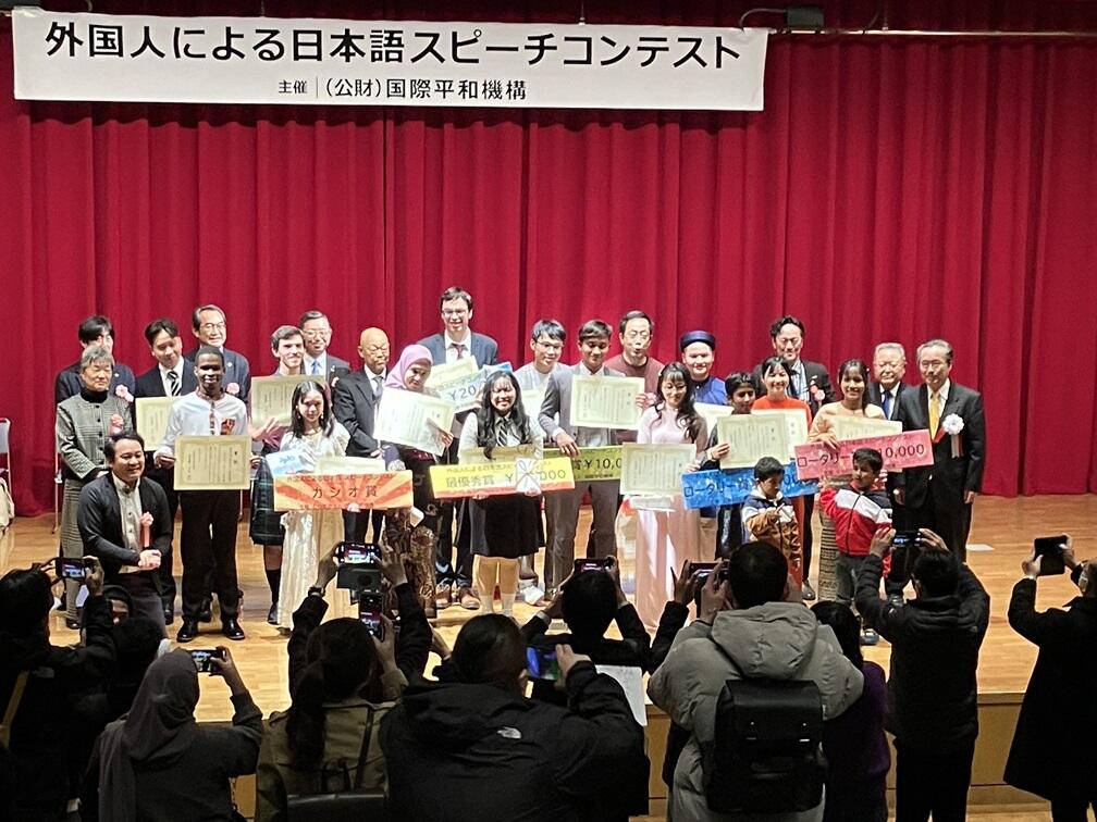 写真2（「外国人による日本語スピーチコンテスト」で「株式会社河京・会長賞」を受賞）.jpg