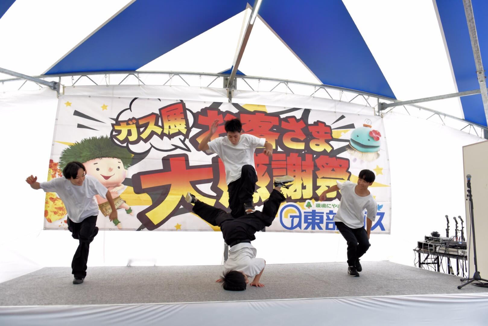 写真1(ストリートダンス部が「東部ガス お客さま大感謝祭2025」に参加しました).jpg