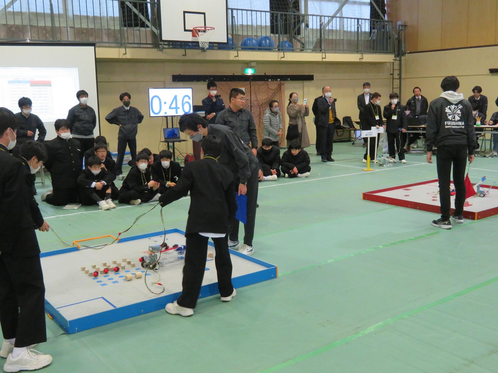 写真2（中学生ロボット競技会を開催）.JPG