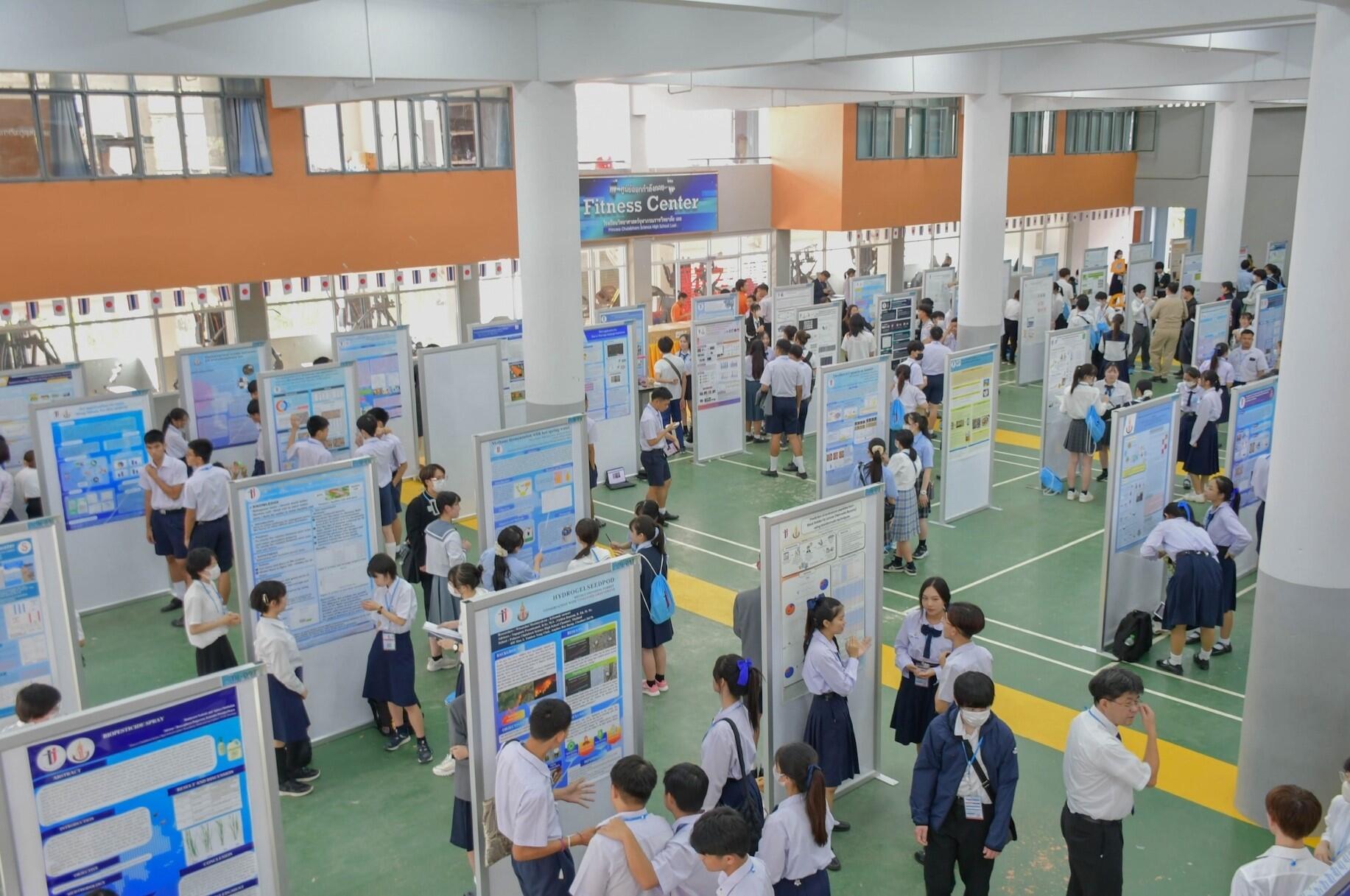 写真1（タイ・日本学生サイエンスフェア（TJ-SSF2023）で発表）.jpg