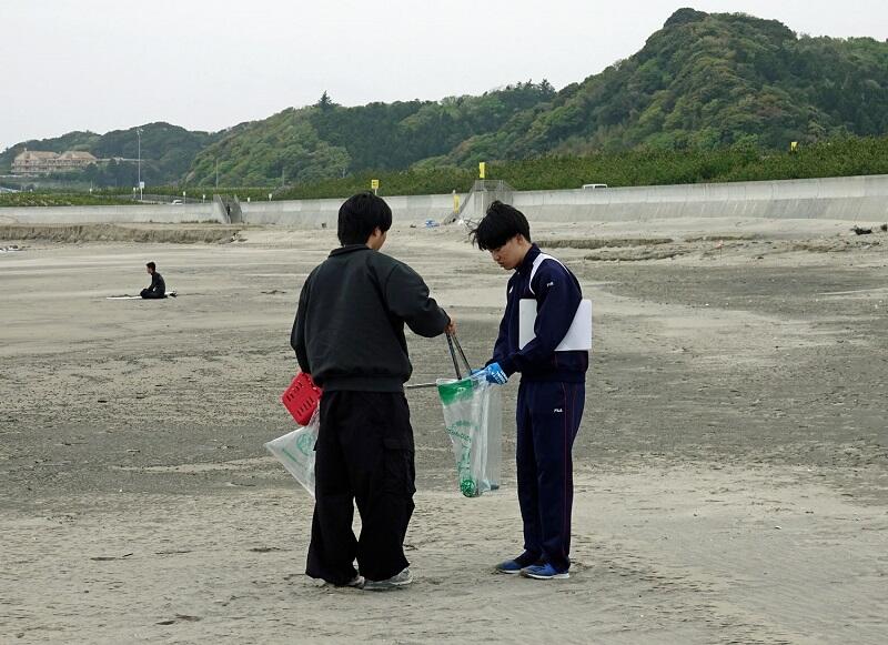 写真1（豊間海岸の清掃活動・鳴き砂調査とミニ研究の発表を実施）.jpg