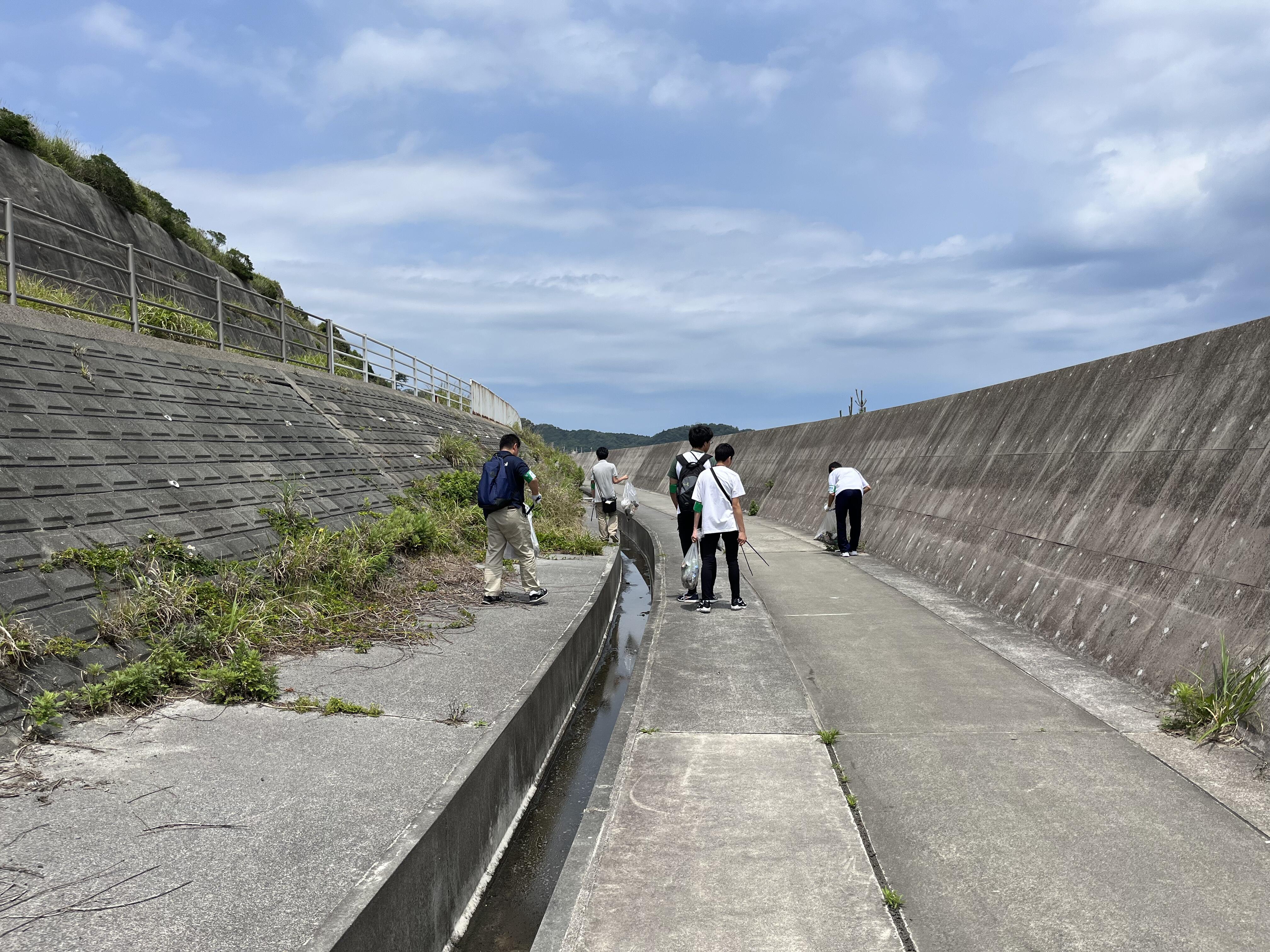 写真4（鉄道愛好会が江名鉄道廃線跡沿道の清掃活動をしました）.jpeg