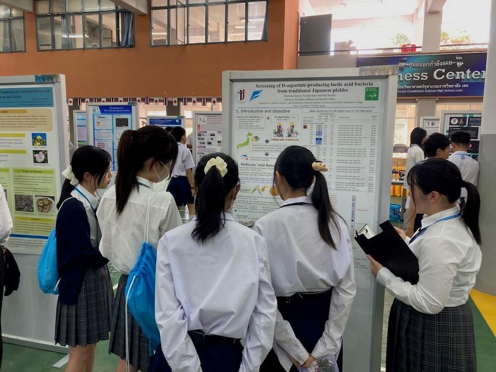 写真2（タイ・日本学生サイエンスフェア（TJ-SSF2023）で発表）.jpg