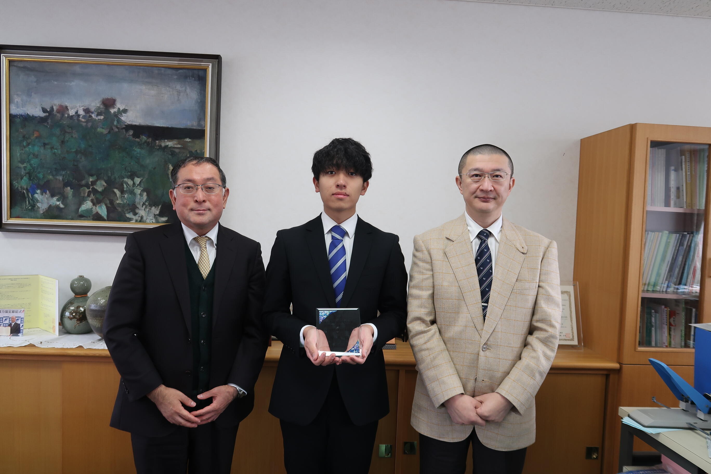 写真1（専攻科産学連携シンポジウムで本校学生が優秀賞を受賞）.JPG