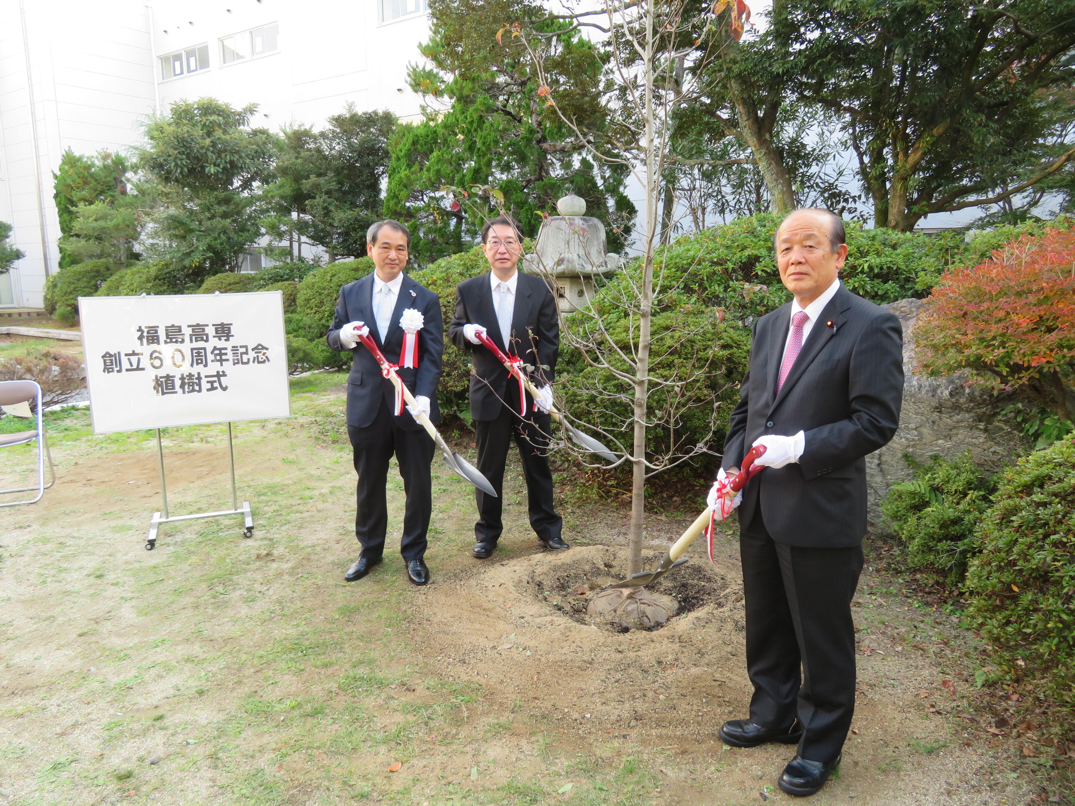 写真1（創立6０周年記念植樹式を実施）.JPG