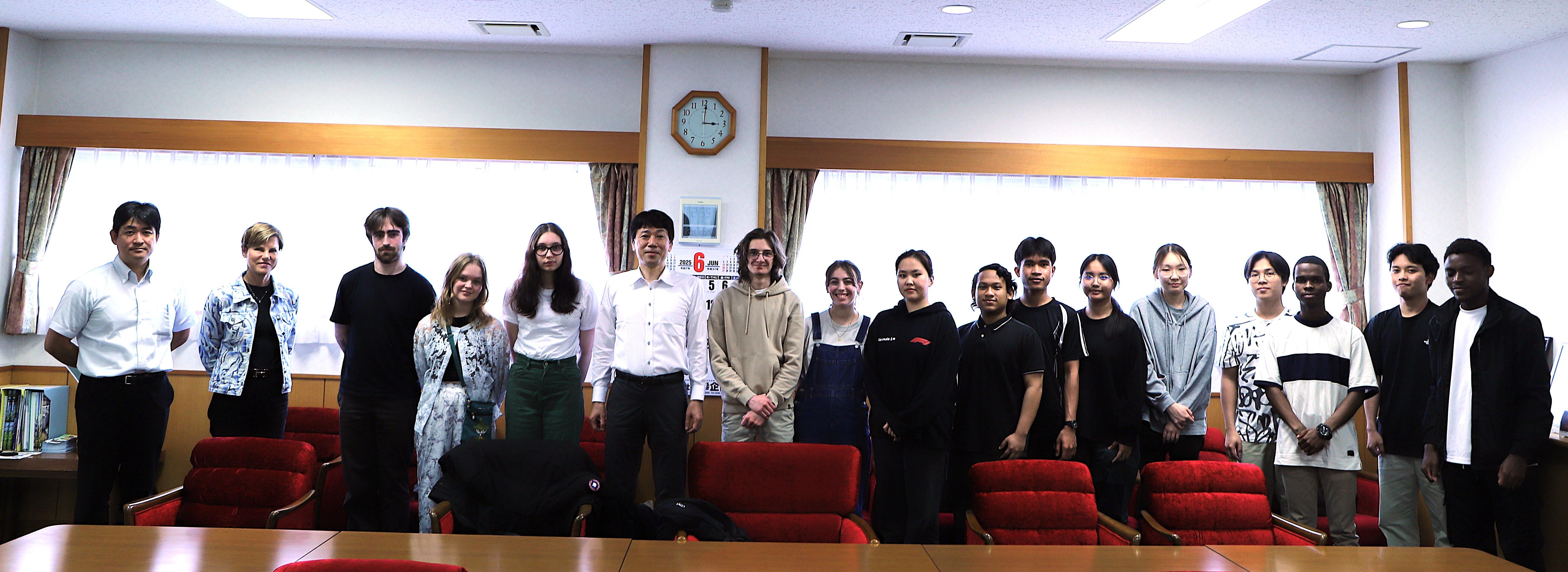 写真（令和７年度の受入れ留学生が校長と面会しました）.JPG