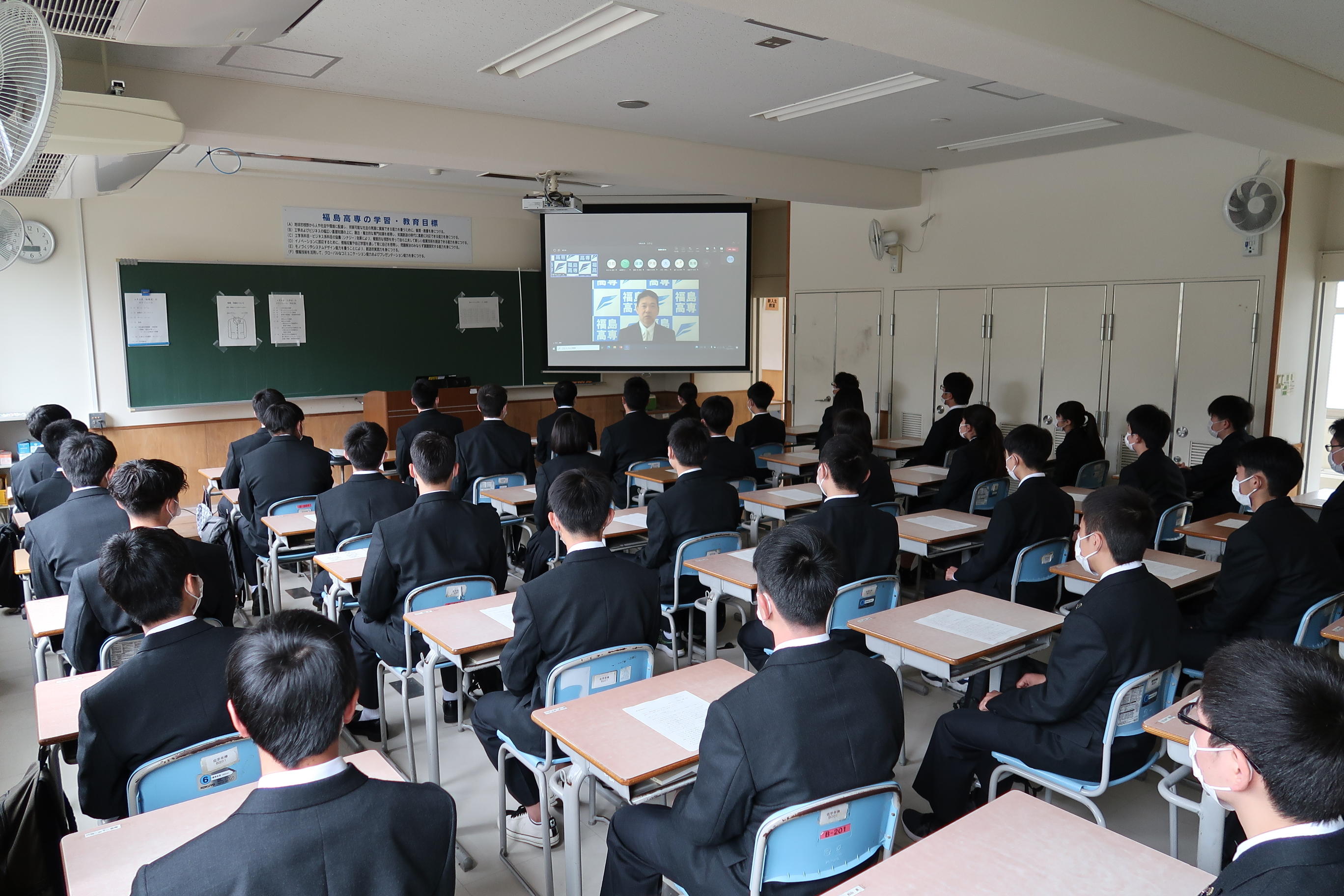 写真4（第６１回入学式及び令和４年度編入学式並びに第１９回専攻科入学式を挙行しました）.JPG